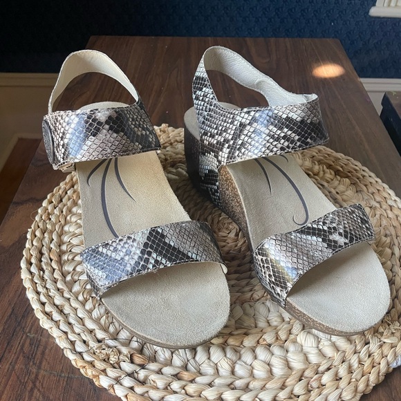 Abeo Una Wedge Sandal Size 10 Leather Snakeskin Summer Neutral Comfortable 10/10 - Picture 4 of 12
